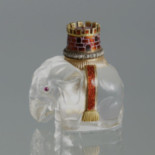 Éléphant en cristal de roche à tourelle d'or émaillé