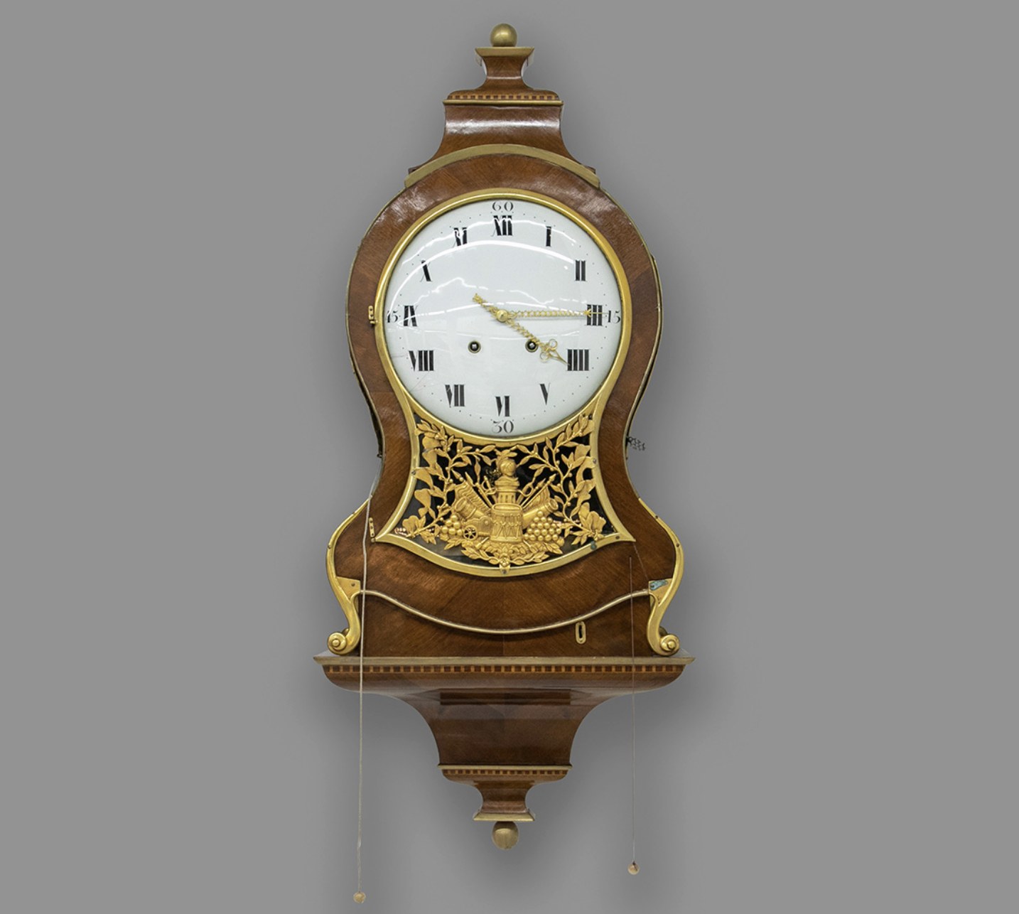 Pendule murale en bois à cadran émaillé