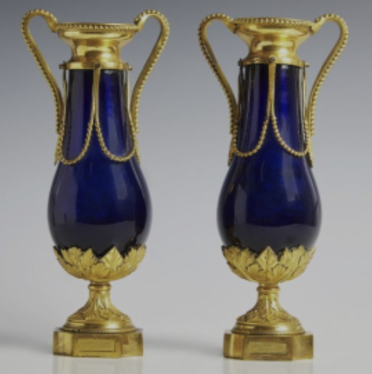 Paire de vases en verre bleu cobalt et bronze doré