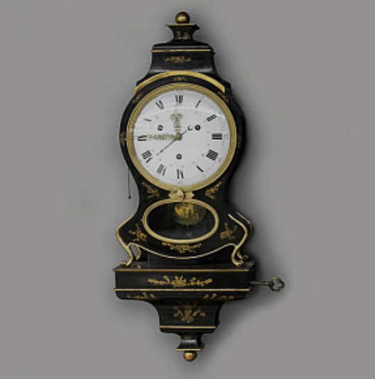 Pendule noire à décors floraux dorés